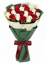 Букет Микс из красных и белых роз в Арбаж