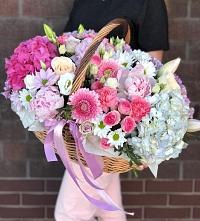 Композиция солнечный день в Арбаж Цветочная композиция из Розы, Хризантемы, Пионы и Лизиантусы в корзине в Арбаж