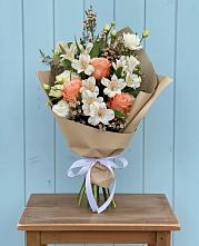 Букет цветов из:  Альстромерии, Лизиантусы, Розы и Хризантемы в Арбаж