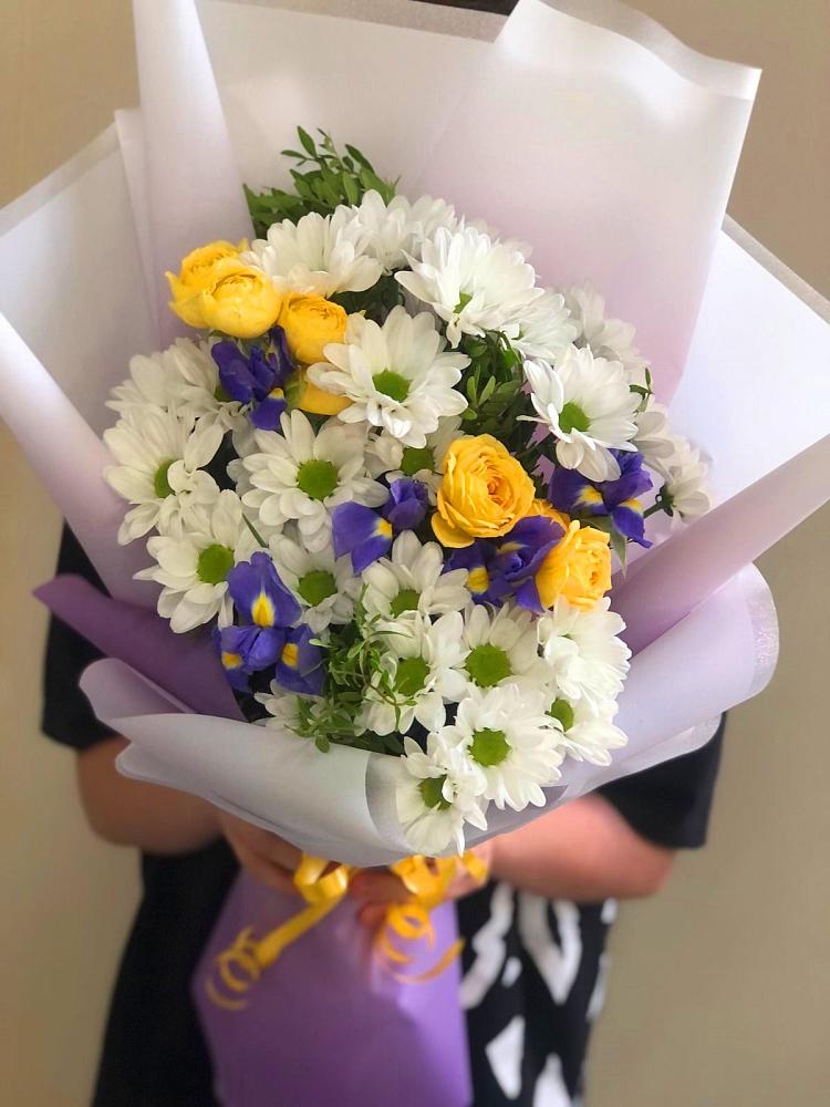 Букет цветов из: Ирисы, Хризантемы и Розы в Арбаж
