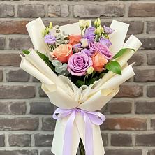 Букет цветов из:  Лизиантусы и Розы в Арбаж