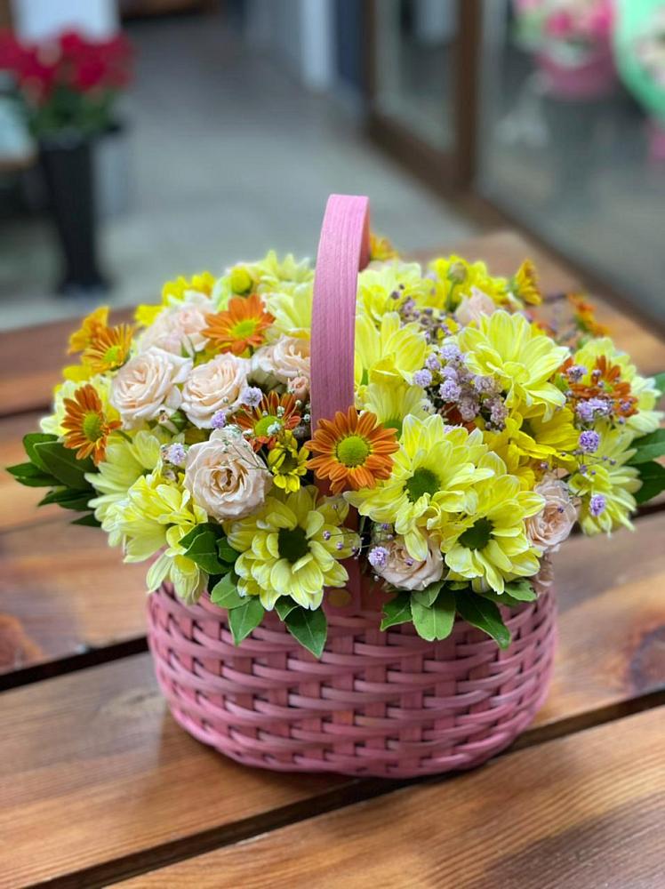 Цветочная композиция из Хризантемы и Розы в корзине в Арбаж