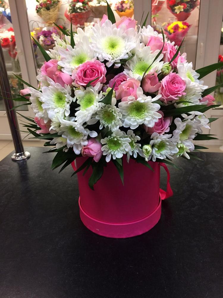 Цветочная композиция из Розы и Хризантемы в шляпной коробке в Арбаж