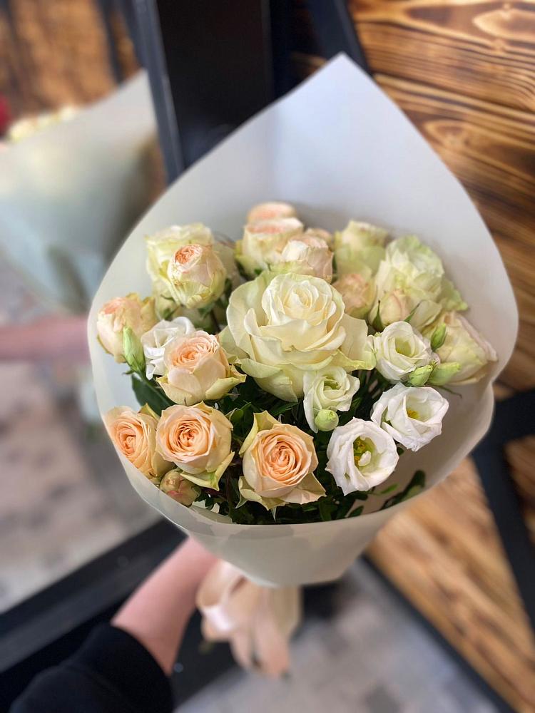 Букет цветов из: Розы и Лизиантусы в Арбаж